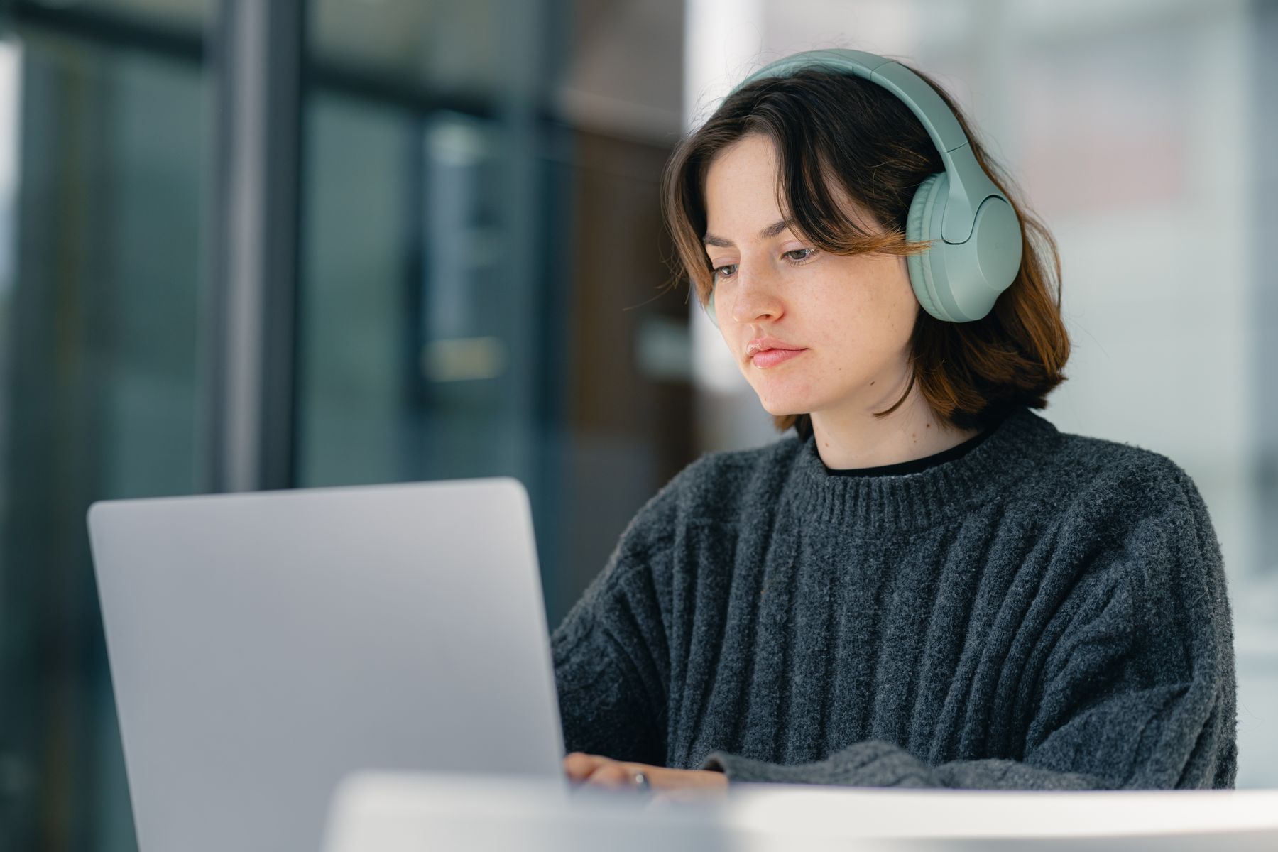 A learner following an online digital skills course